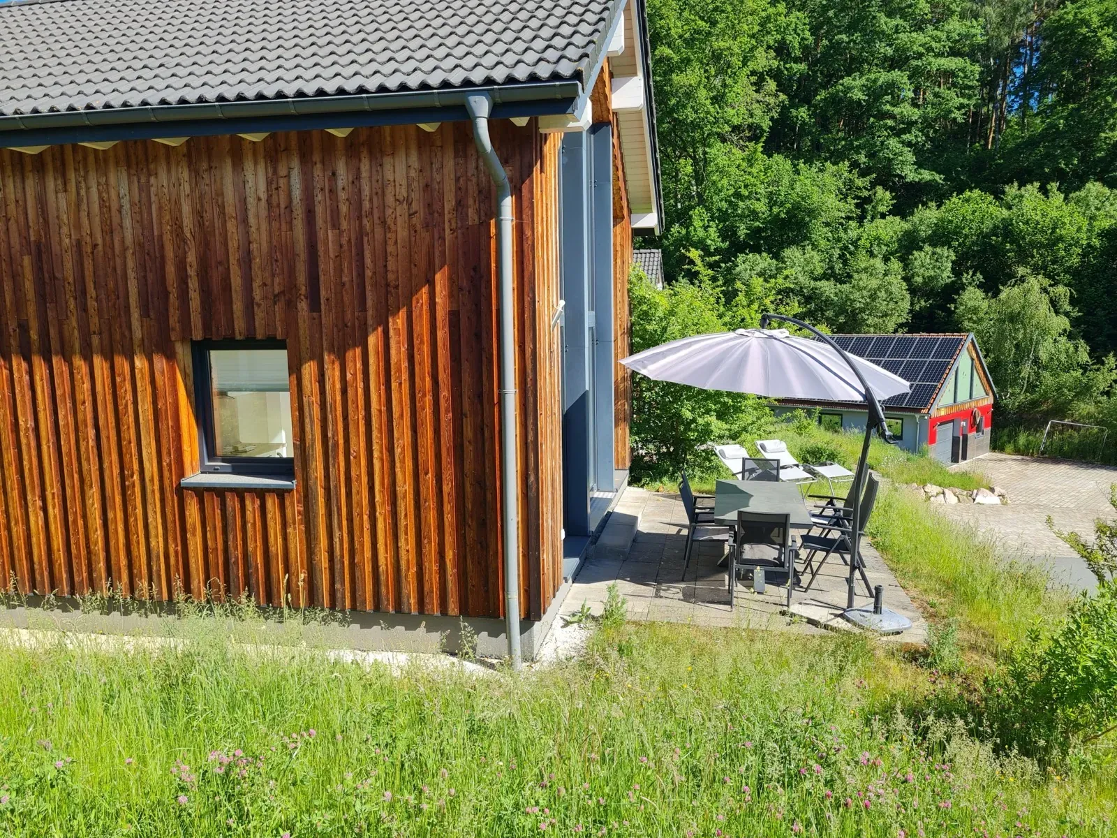 Haus 7: Lärchenholzfassade und Terrasse