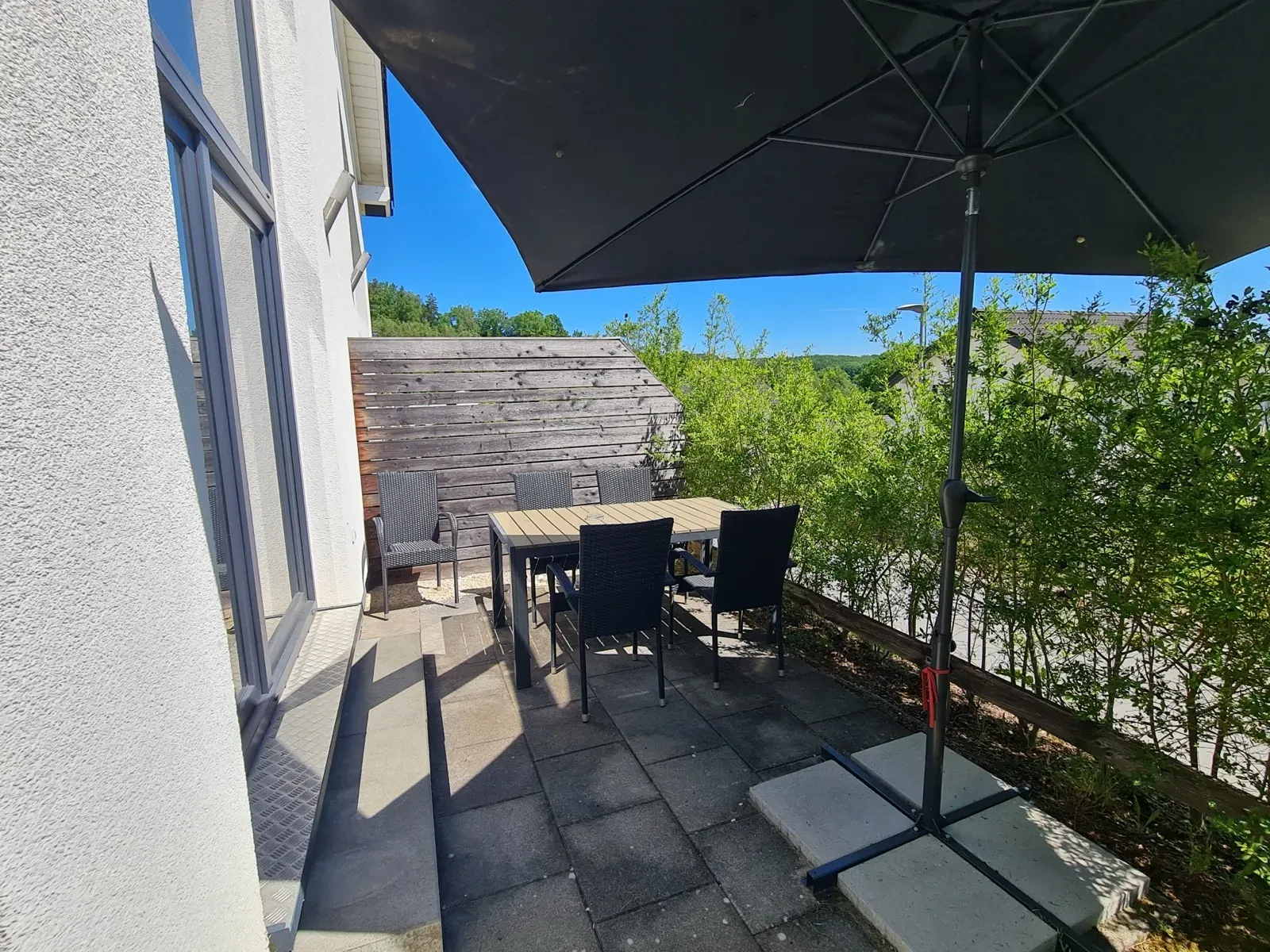 Haus 2a: Terrasse mit Sonnenschirm