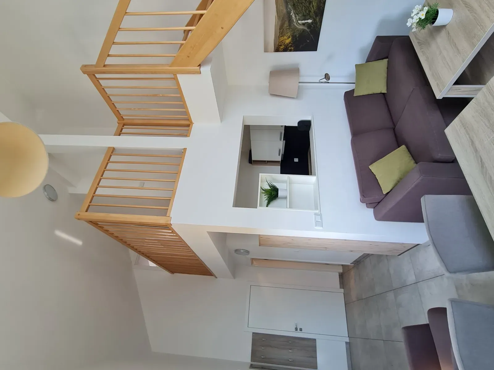 Haus 2a: Offene Galerie mit Buchenholztreppe