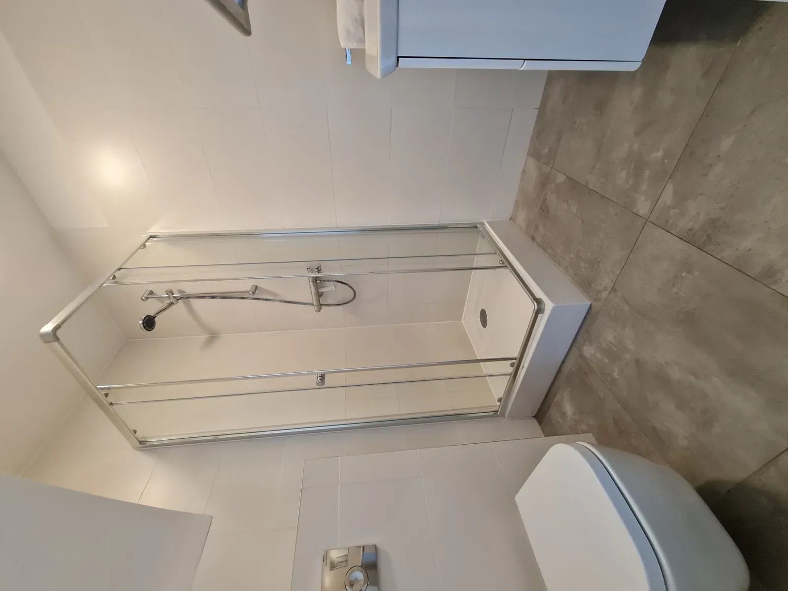Haus 9: Großes Bad mit Wanne und Dusche